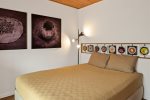 Queen bed & luxury linens